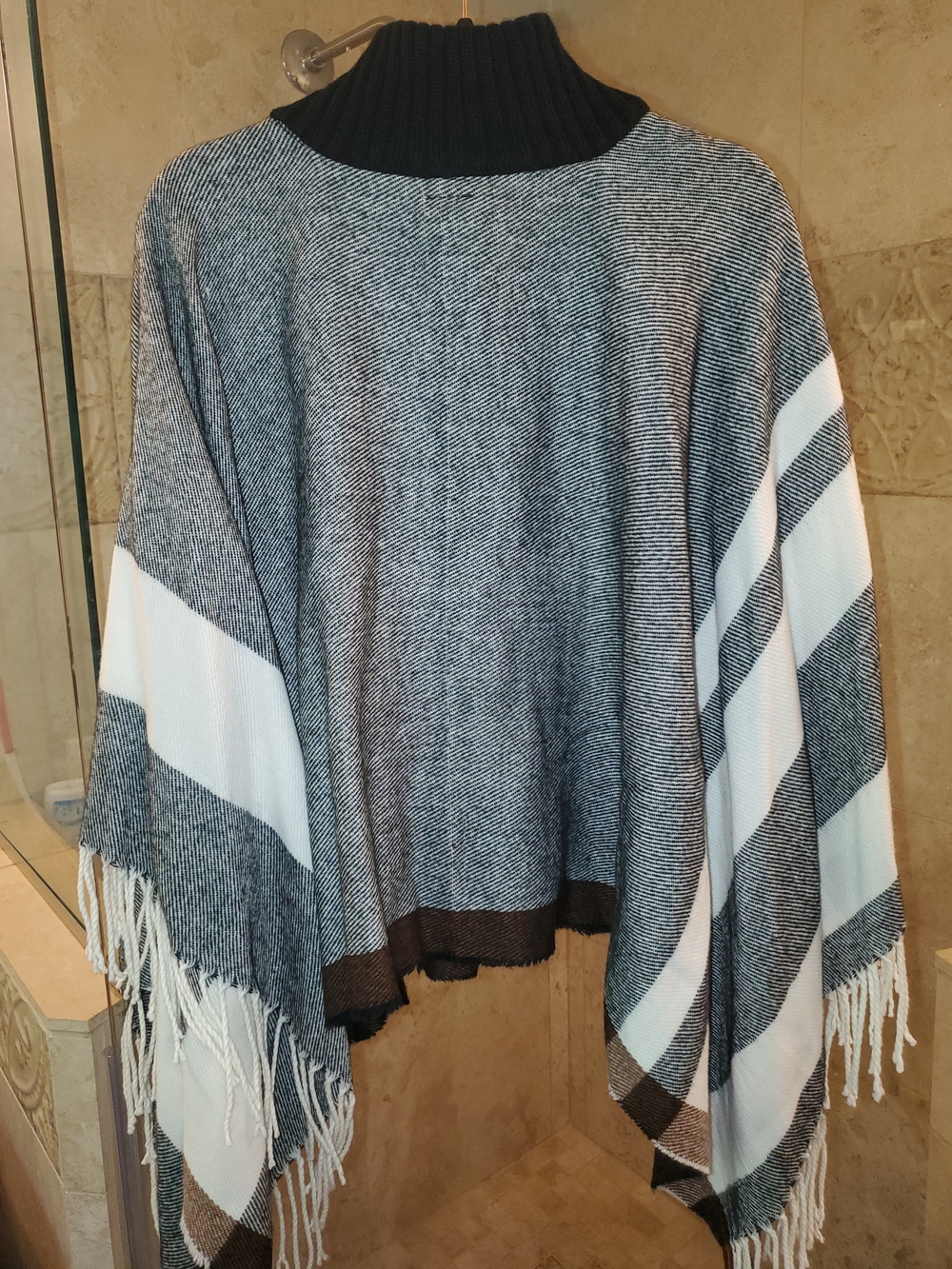 Mixit Gray and White Zip-Front Fringe Poncho One Size - Picture 4 of 6